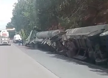 Tráiler con doble remolque vuelca en la México-Tuxpan y provoca tráfico en Acaxochitlán