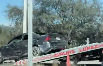 Vuelca automóvil en la Pachuca-Actopan y vecinos corren para rescatar al conductor