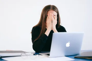 mujer estres computadora