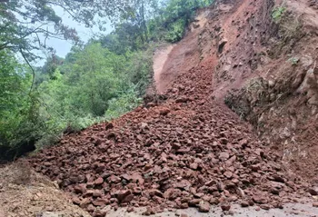 Toneladas de tierra caen sobre la vía; continúan trabajos y advierten cierres parciales