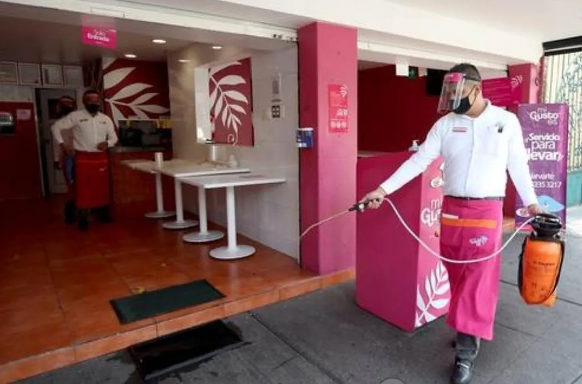 Restaurantes se prepararon los días anteriores para la reapertura hoy de sus instalaciones, siempre y cuando cumplan con las medidas sanitarias acordadas. Foto María Luisa Severiano