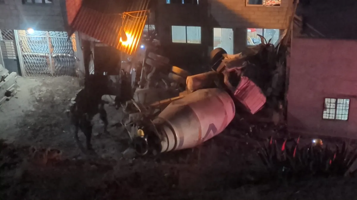 Corredor de la Montaña: revolvedora cae a barranco e impacta contra casa