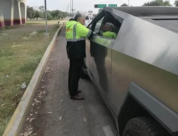 Cybertruck de Tesla es amonestada por invadir el carril exclusivo del Tuzobús en Pachuca