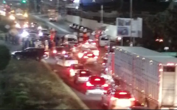 Familires de Fius bloquean bulevar Santa Catarina para exigir justicia