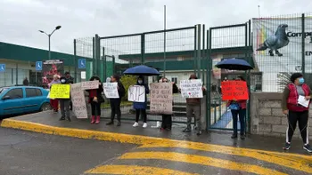 Trabajadores del IMSS protestan en clínica de Tizayuca