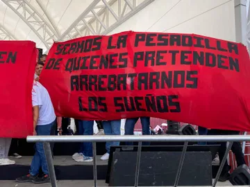 El Mexe irrumpe en informe de Sheinbaum y consigue mesa con autoridades
