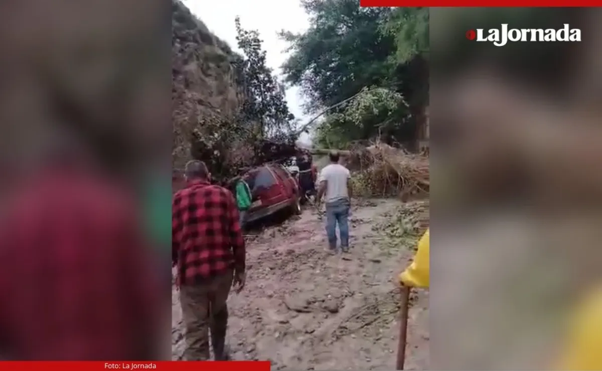 Toneladas de lodo y rocas se desprendieron de los cerros cercanos y bloquearon los accesos, dejando incomunicados a los habitantes.