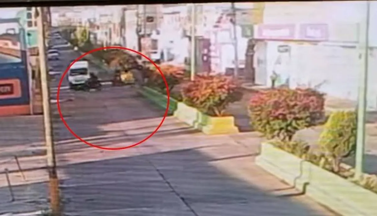 VIDEO | Combi arrolla a motociclista y huye en Tulancingo