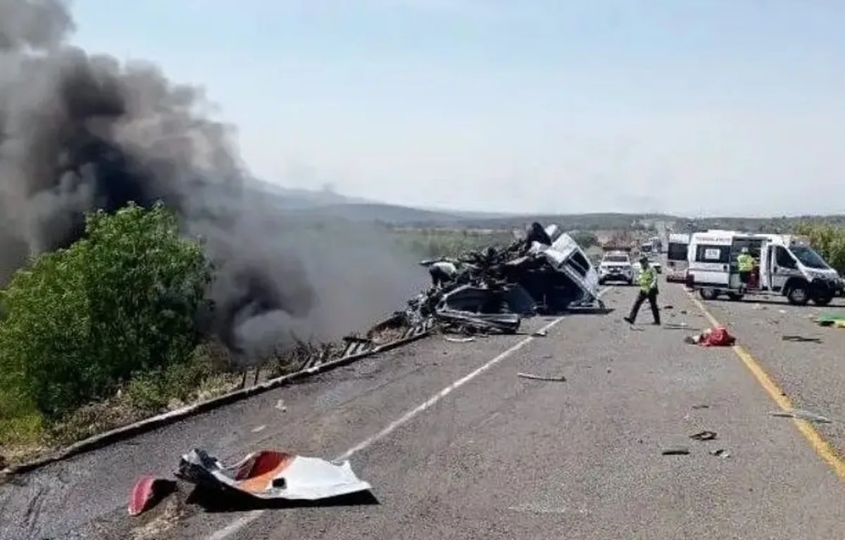 Eran maestros, 9 de las 21 víctimas fatales del accidente carretero en Oaxaca