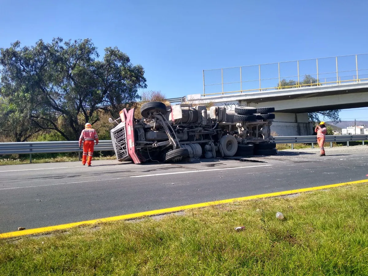 Tráiler pierde el control y vuelca en la México-Pachuca