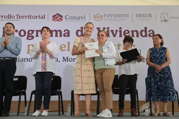 Sheinbaum entrega escrituras y cancela deudas de vivienda a familias en México
