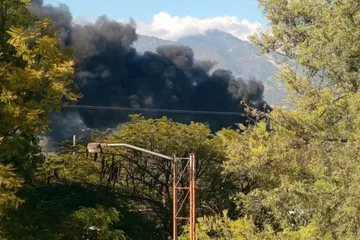 Un incendio en Ixmiquilpan mantiene en alerta a Protección Civil; se registra en el barrio San Nicolás.
