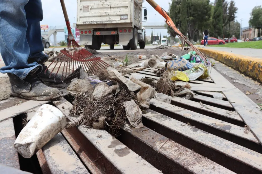 ¿Todo eso? Retiran basura de drenes para evitar inundaciones