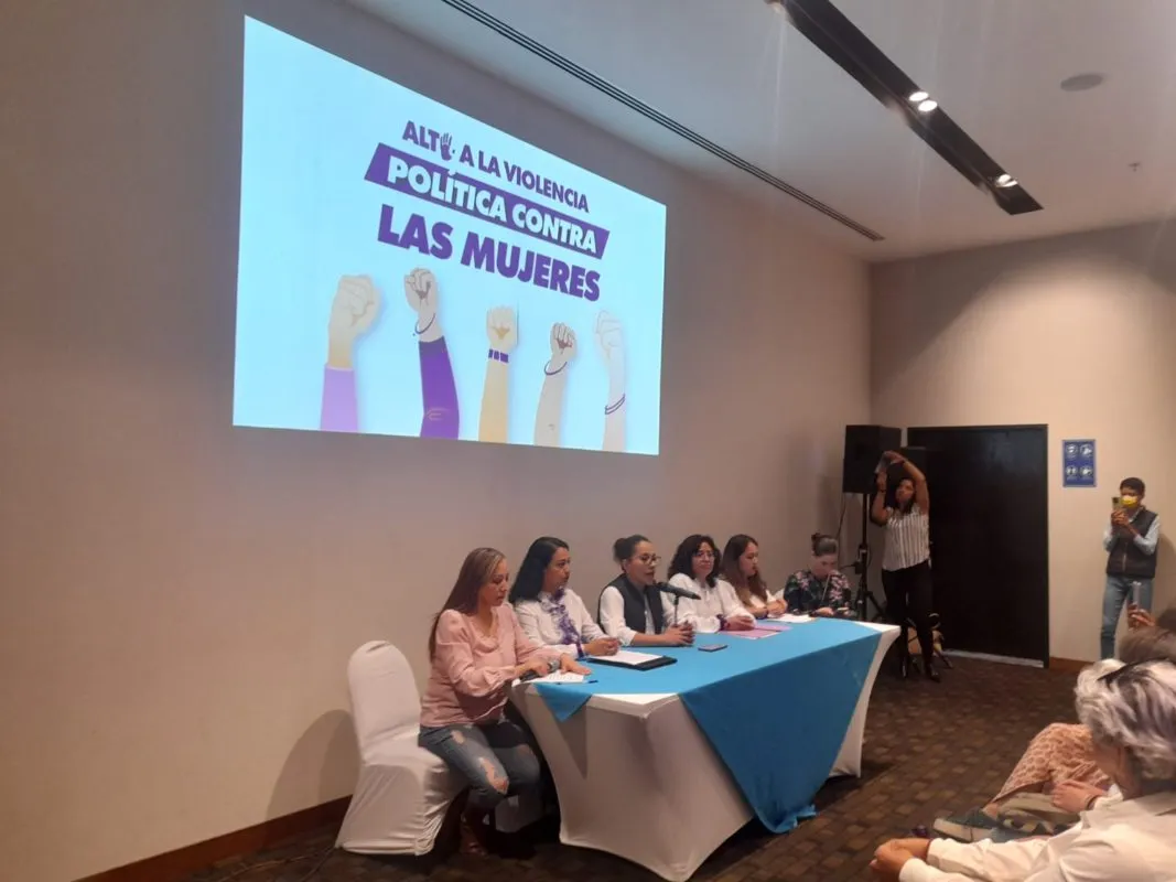 ¡Siguen las renuncias en el PRI! Más de 100 mujeres priistas abandonan el partido