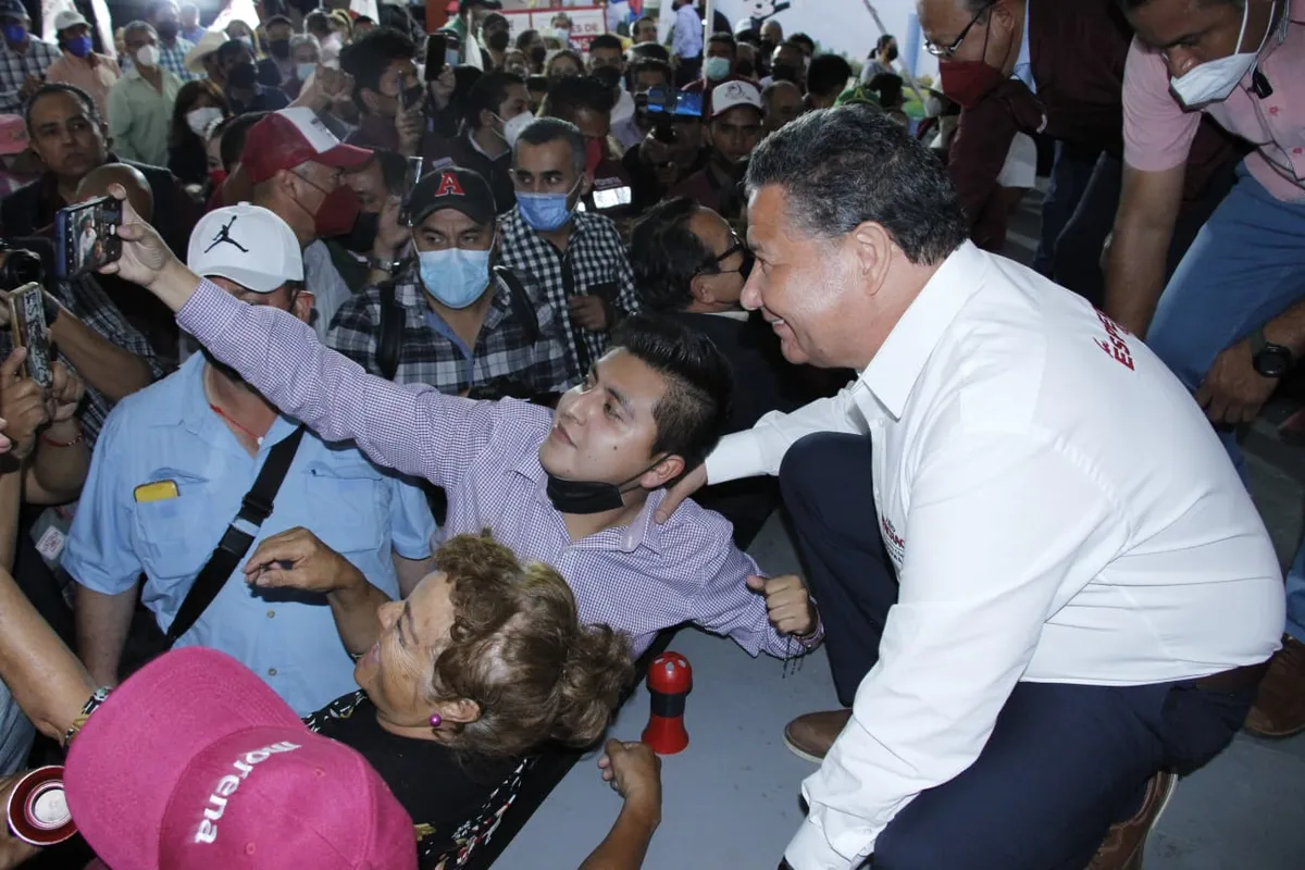 Julio Menchaca visita barrios y comunidades de Pachuca