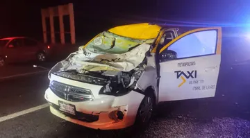 Choque de taxi y caballo deja 2 lesionados en la autopista México-Pachuca