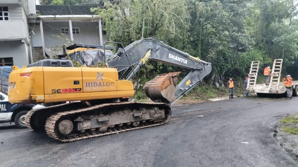 SIPDUS envía maquinaria para atender derrumbe en Chapulhuacán