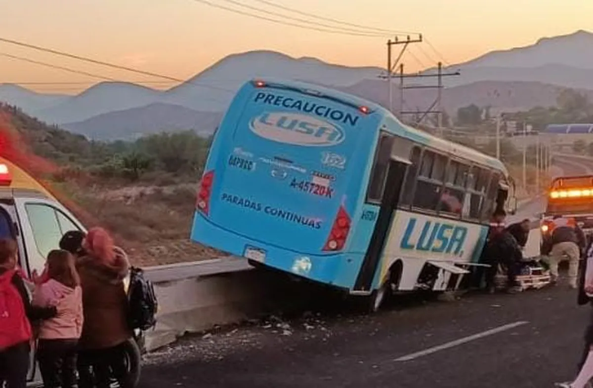 Se accidenta camión de pasajeros; chofer huyó