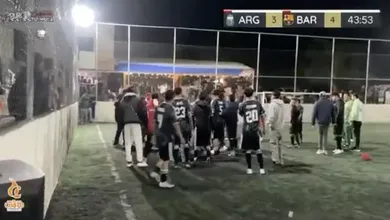 El silbatazo final fue solo el comienzo. Jugadores y porras protagonizaron una riña que obligó a suspender la premiación frente a familias y niños.