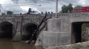 Tula de Allende: retiran árboles que causaban boquete en puente Metlac