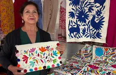 María de Lourdes Miranda lleva 23 años comercializando bordados de Tenango en Huasca.