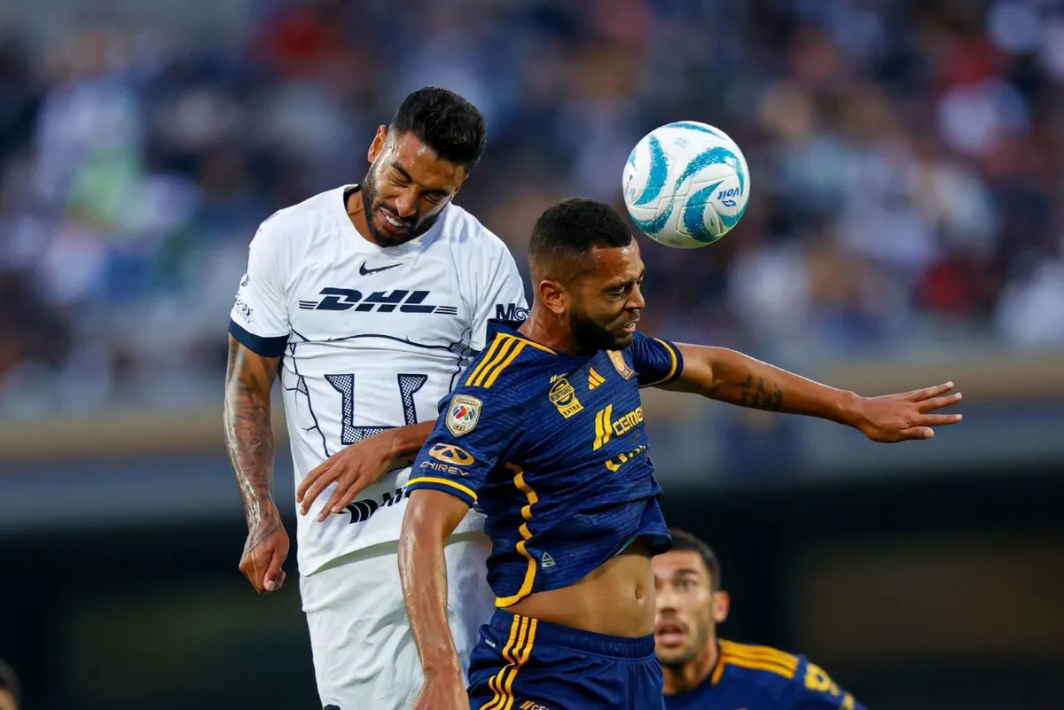 Foto de jugadores de Pumas y Tigres, que disputarán la semifinal de la Liga MX en vivo este jueves.