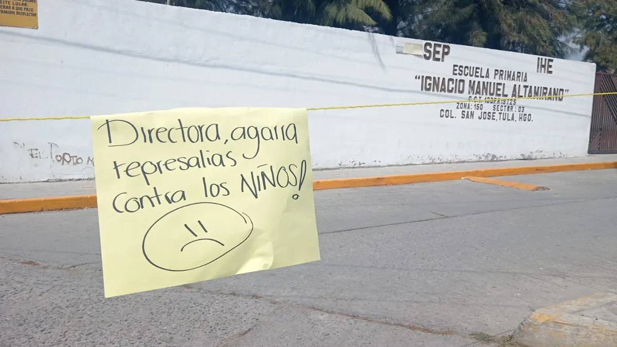 Padres cierran escuela en Tula y exigen cambio de directora