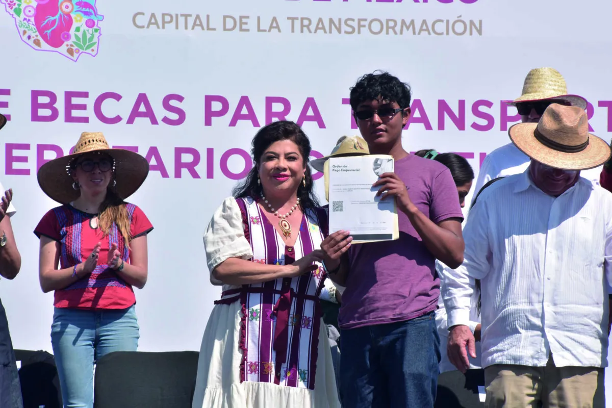 Clara Brugada entrega becas de transporte 