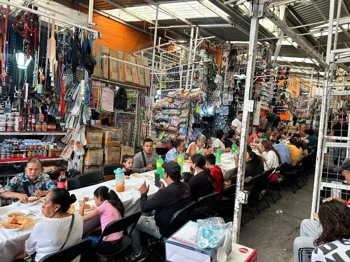 Mercado Primero de mayo celebra su 99 aniversario con baile, comida y lucha libre | FOTOS
