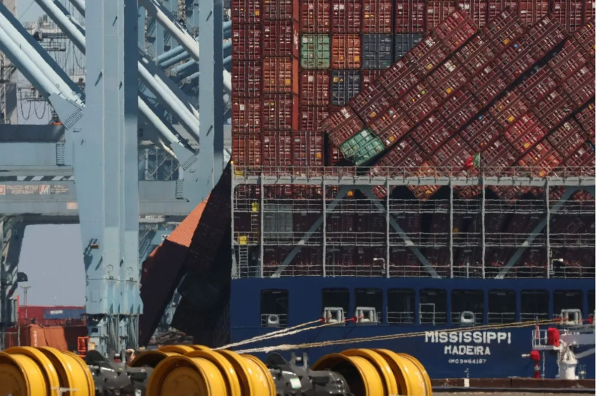 Contenedores en aduana portuaria