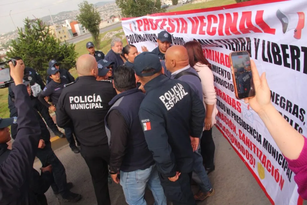Vecinos estallan y bloquean el bulevar Minero por obras inconclusas en Pachuca