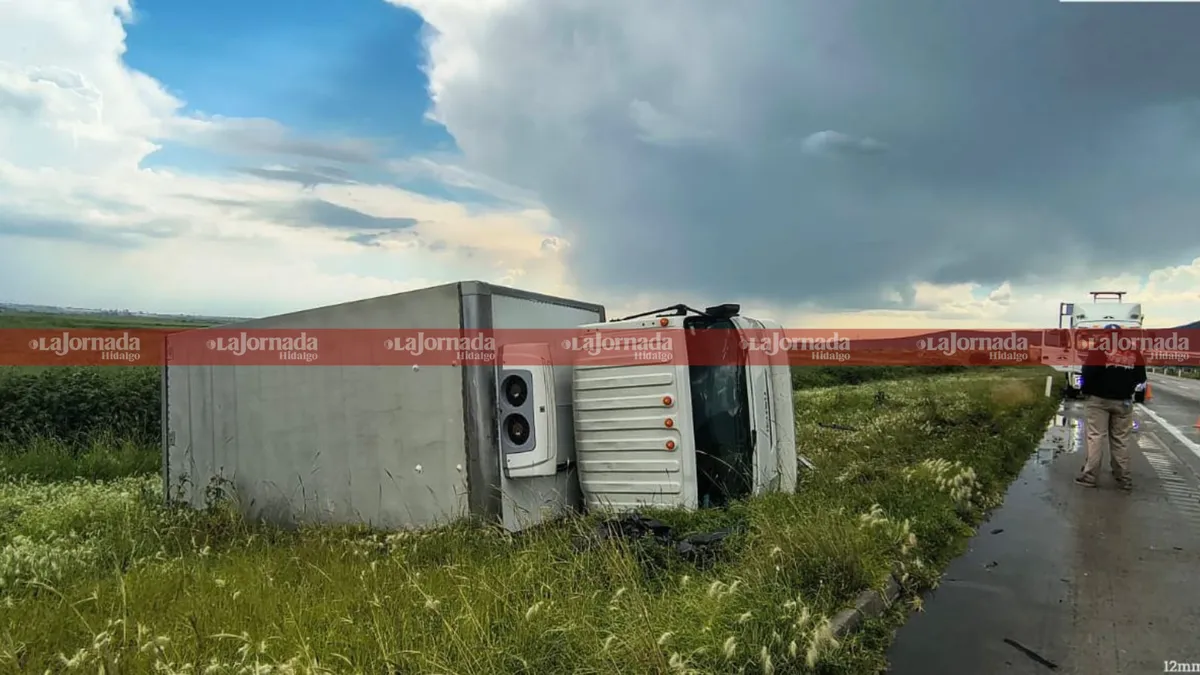 Cierran carril en la carretera Ajoloapan-Pachuca por volcadura de camión de carga