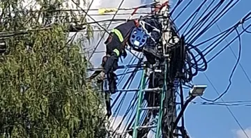 Muere trabajador tras recibir descarga eléctrica: su cuerpo quedó suspendido en poste de la México-Pachuca