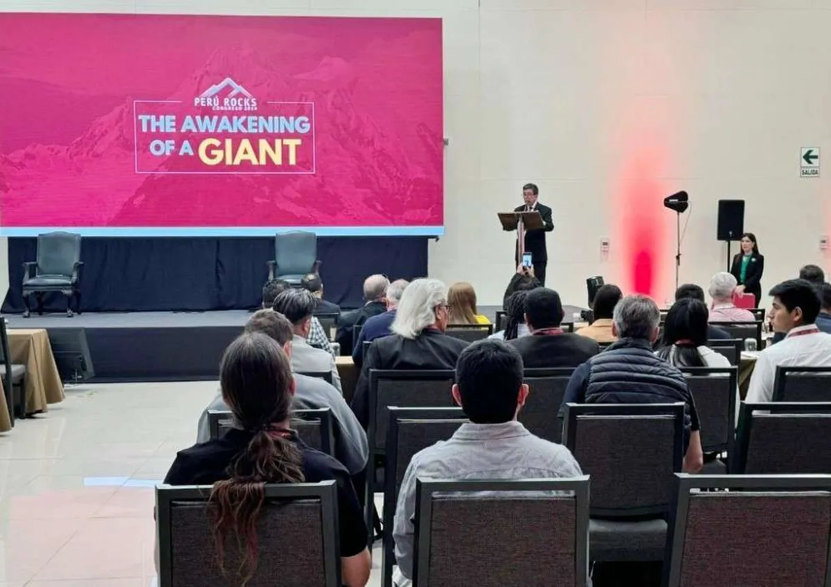 Congreso de Perú destituye a ministro en medio de protestas de mineros artesanales