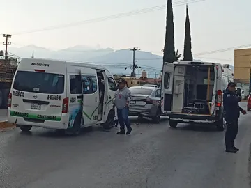 Choque entre combi y auto deja seis heridos en Actopan