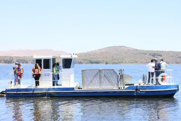 lirio en presa endho