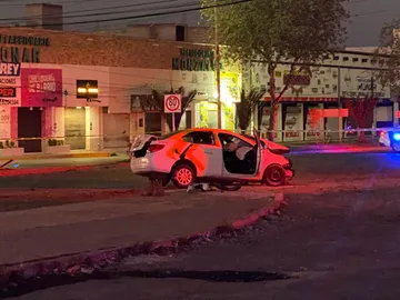 Taxi chocado contra árbol