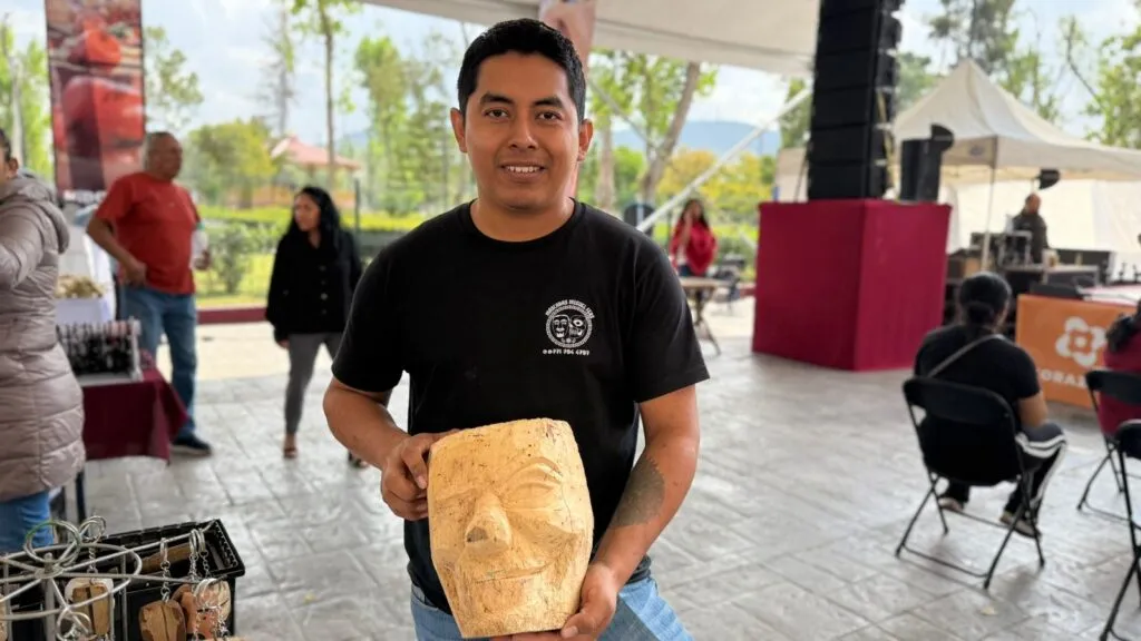 Miguel mantiene viva tradición de las máscaras de madera en Huejutla