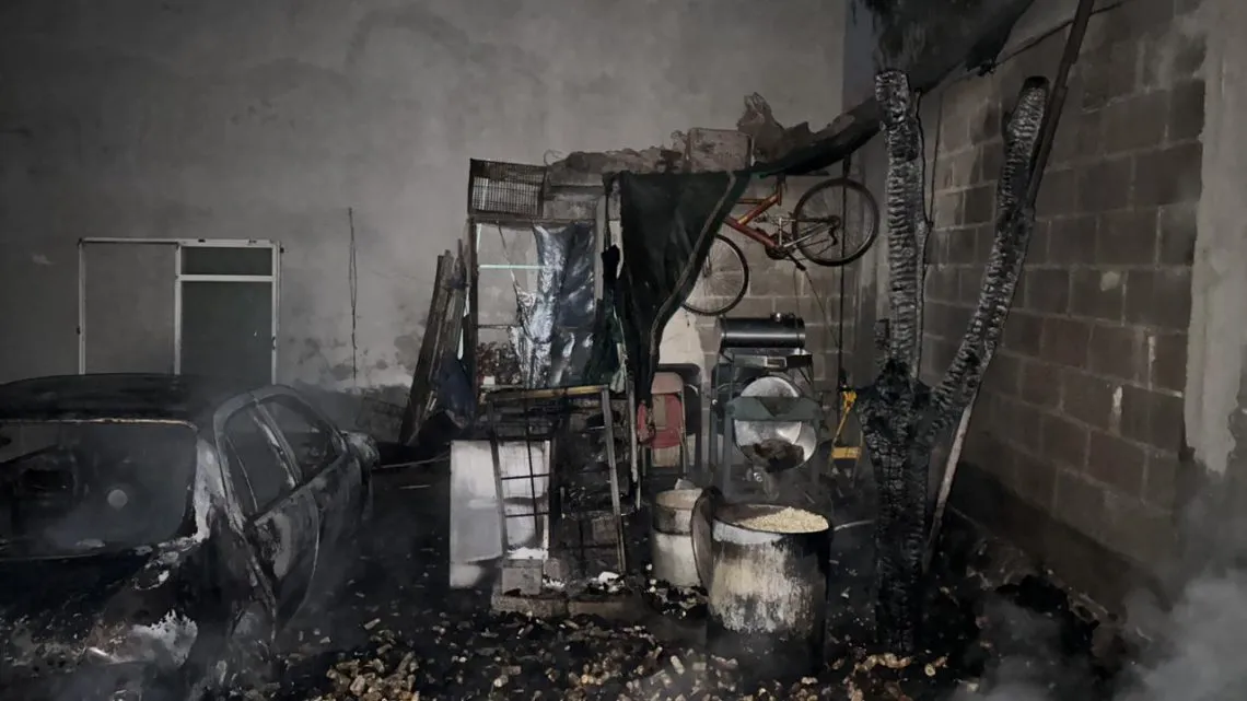 Automóvil se incendia dentro de casa en Actopan