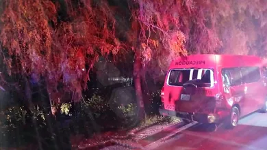 Choque entre camioneta y transporte de personal deja cinco lesionados en Tula-Tepeji
