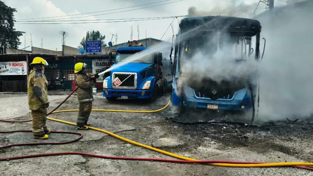 Fuerte incendio consume autobús de pasajeros en Tepeji del Río