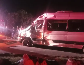 Tezontepec de Aldama: vuelca camioneta de pasajeros a canal de aguas residuales