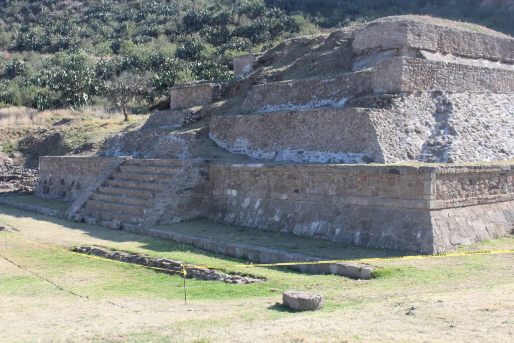 Revelan hallazgo de 11 cráneos humanos y esqueleto de jaguar en Huapalcalco; INAH guarda silencio