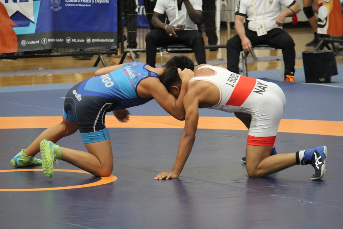Luchas Asociadas logra plata y bronce en su primer día de competencias