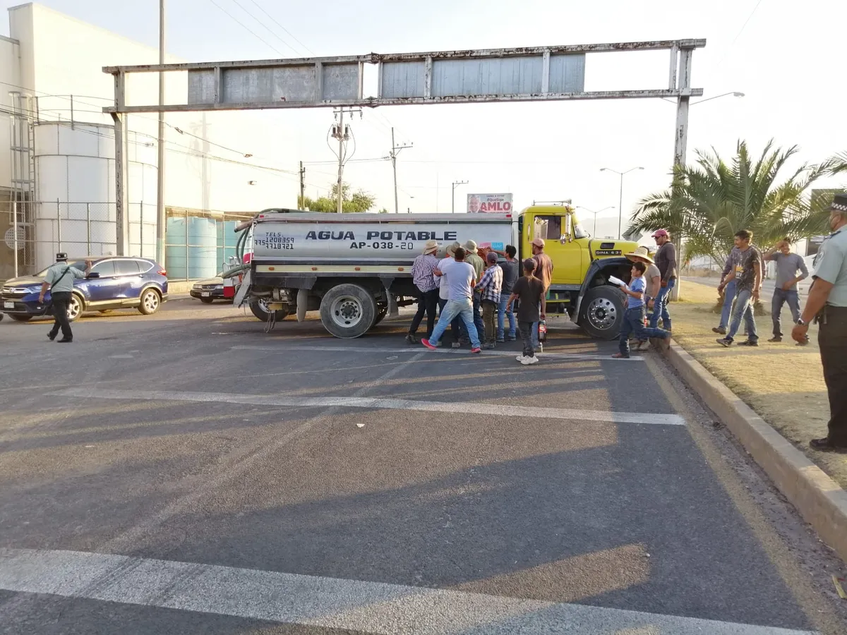 Piperos de agua en Tulancingo bloquean la México-Tuxpan