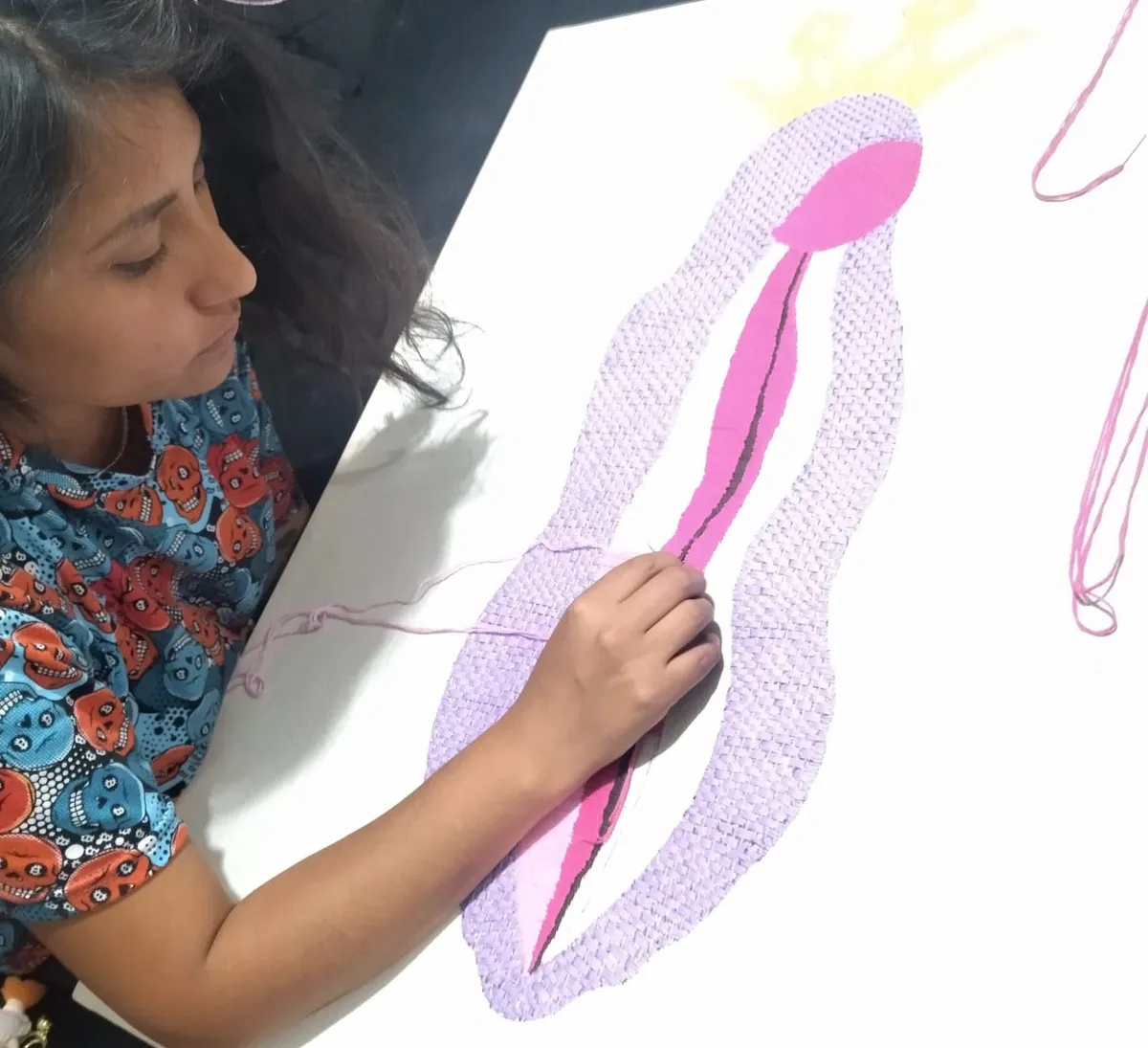 Artesanía y protesta: Iris Yomara Luz Ramírez borda pañuelos y gorras para el 8M