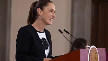 Claudia Sheinbaum negó actividad política de consulados mexicanos en EU y destacó récord histórico de empleo formal en México.