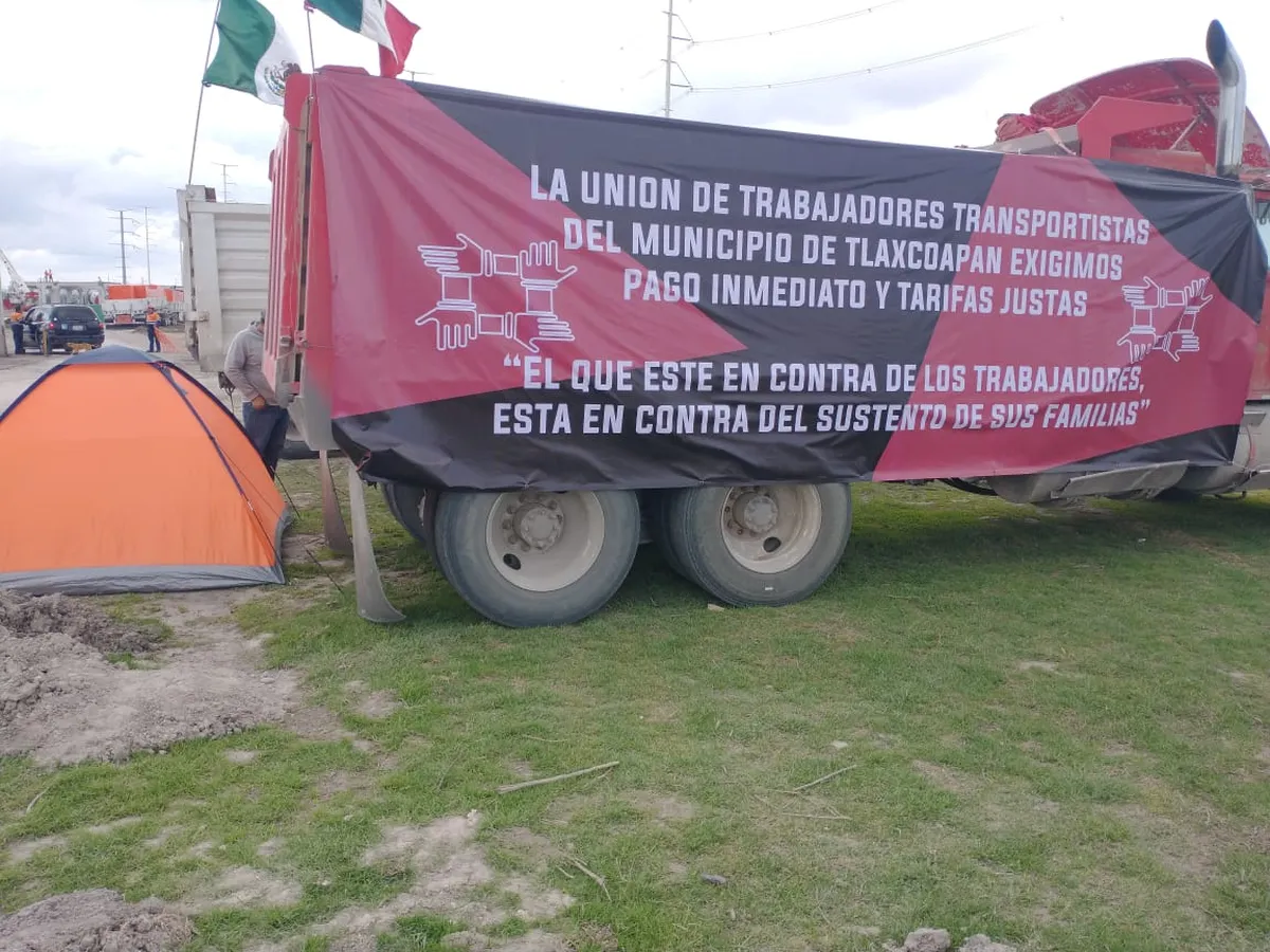 Transportistas continúan en paro en obra del nuevo hospital del IMSS de Tlaxcoapan
