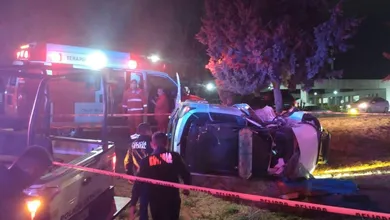 Auto volcado en el Felipe Ángeles con presencia de cuerpos de emergencia.