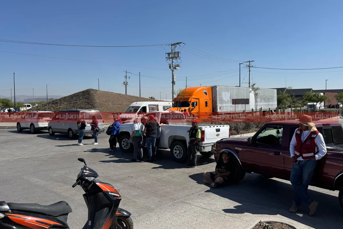Transportistas bloquean acceso a Platah en Villa de Tezontepec